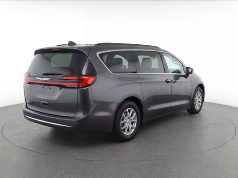 Used 2022 Chrysler Pacifica Touring-L FWD image 4