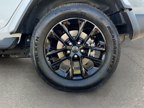 Used 2025 Jeep Wrangler Unlimited Sahara image 28