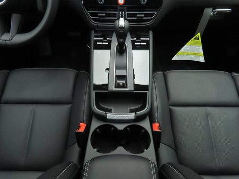Used 2025 Porsche Macan S AWD/4WD image 18