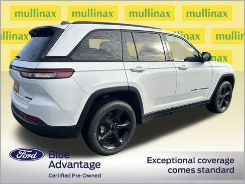 Used 2023 Jeep Grand Cherokee Limited w/ Luxury Tech Group II image 3