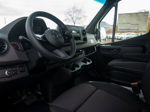 Used 2025 Mercedes-Benz Sprinter 2500 image 30