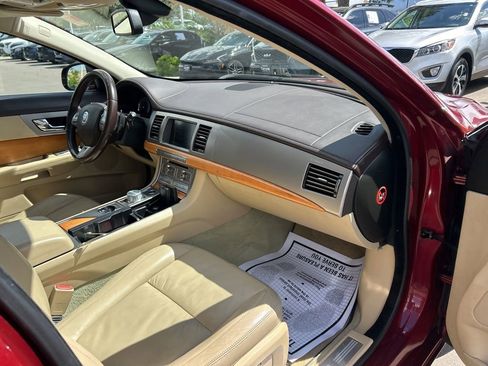 Used 2010 Jaguar XF Luxury RWD image 12