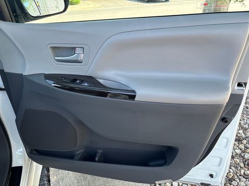 Used 2017 Toyota Sienna XLE Premium FWD image 42