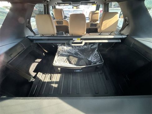 Used 2025 Land Rover Discovery Dynamic SE image 10