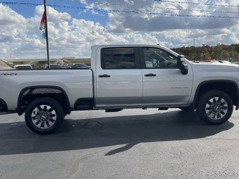 Used 2023 Chevrolet Silverado 2500 Custom w/ Custom Value Package image 9