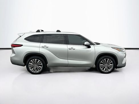 Used 2021 Toyota Highlander Platinum FWD image 4