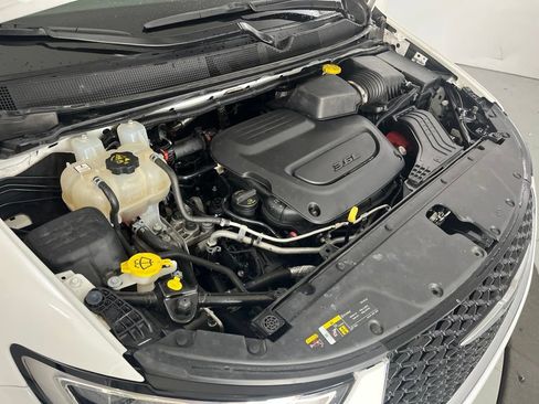 Used 2024 Chrysler Pacifica Touring-L FWD image 11