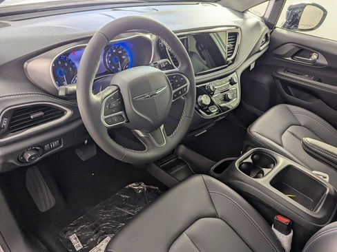 New 2026 Chrysler Pacifica Select image 10