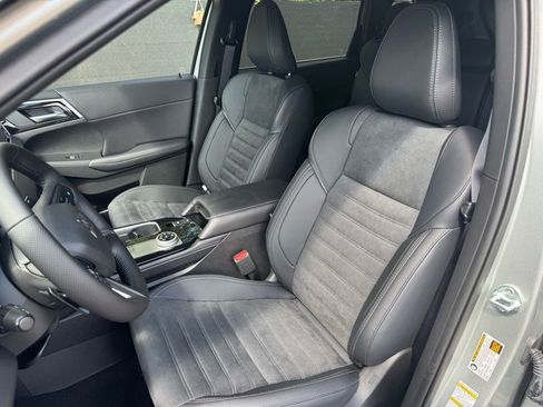 New 2025 Mitsubishi Outlander SE image 21