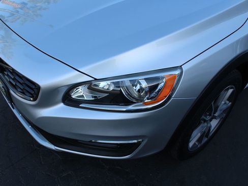 Used 2018 Volvo V60 T5 Cross Country image 10