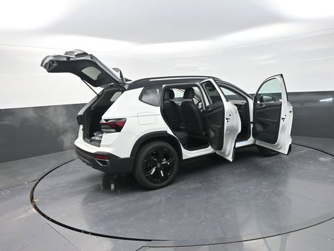 New 2026 Volkswagen Taos SE image 34