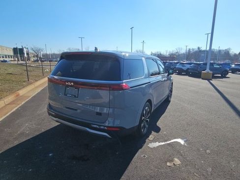 Used 2024 Kia Carnival EX image 8