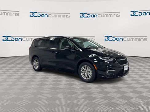 Used 2024 Chrysler Pacifica Touring-L image 2