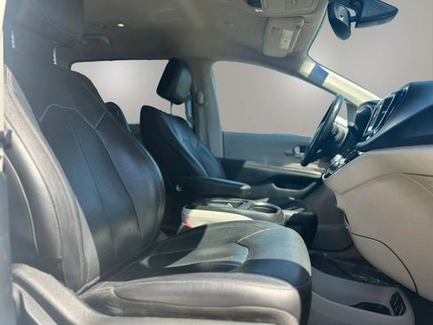 Used 2020 Chrysler Pacifica Touring-L FWD image 12