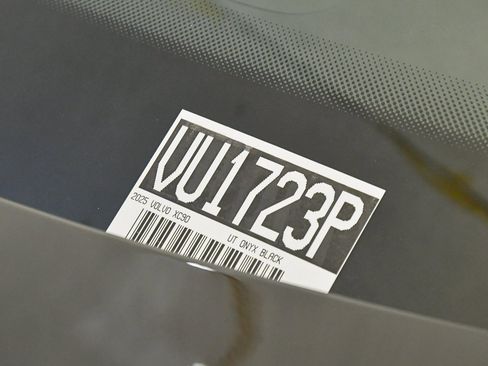 Certified 2025 Volvo XC90 B6 Plus image 32