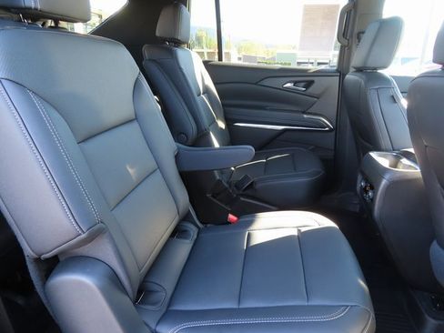 Used 2025 Chevrolet Traverse LT image 34