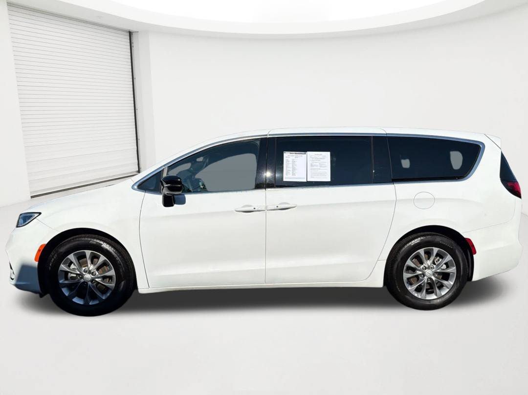 Used 2026 Chrysler Pacifica Limited FWD image 8