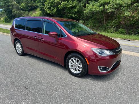 Used 2020 Chrysler Pacifica Touring FWD image 10