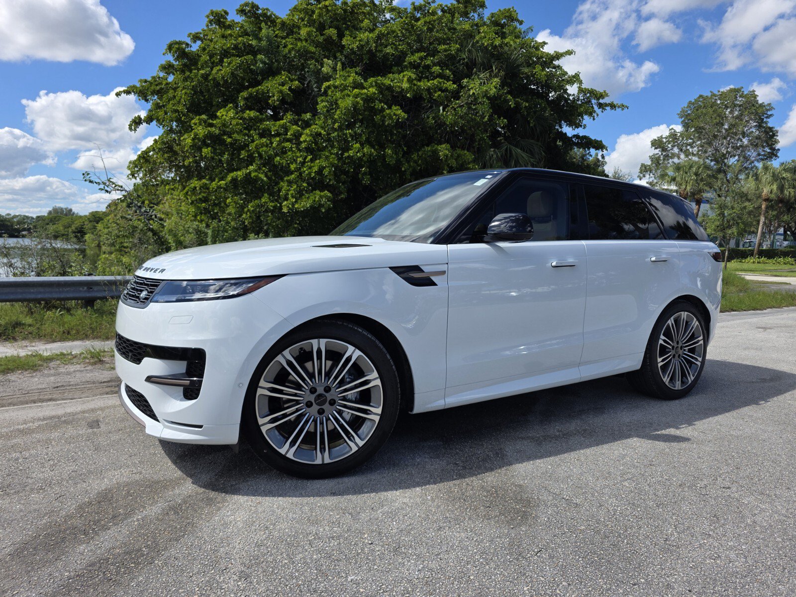New 2027 Land Rover Range Rover Sport Dynamic SE AWD/4WD image 1