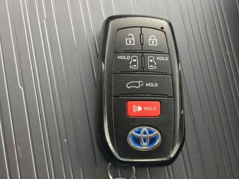 Used 2025 Toyota Sienna XLE image 37