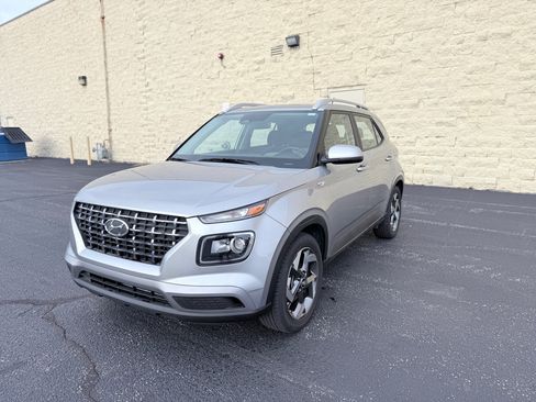 Used 2024 Hyundai Venue SEL image 1