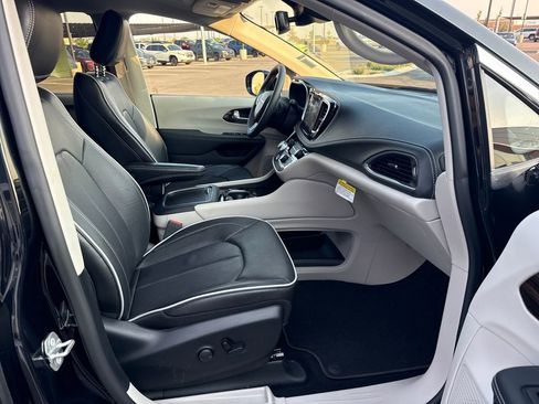 Used 2024 Chrysler Pacifica Limited image 31