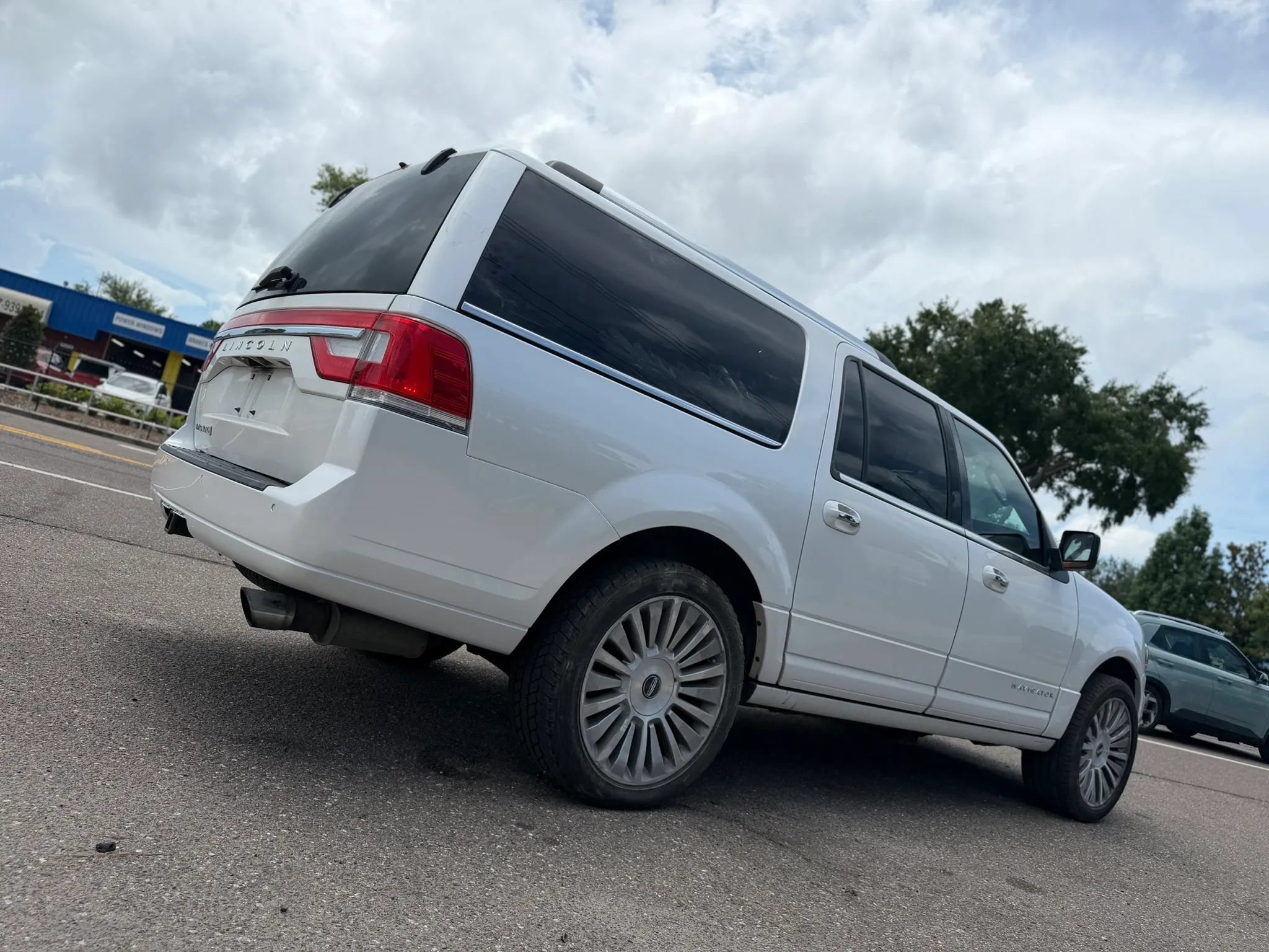 Used 2017 Lincoln Navigator L Select AWD/4WD image 3