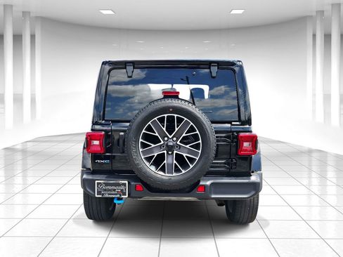 Used 2023 Jeep Wrangler Unlimited Sahara w/ Cold Weather Group AWD/4WD image 4