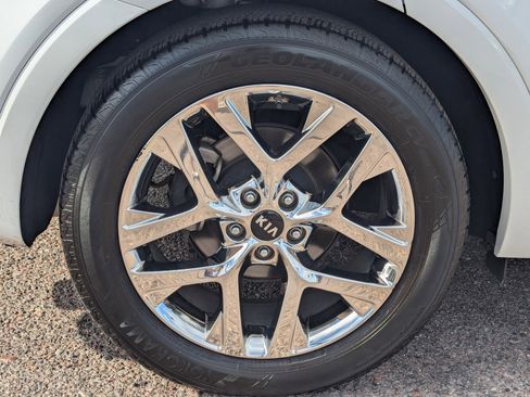 Used 2019 Kia Sorento SX image 9