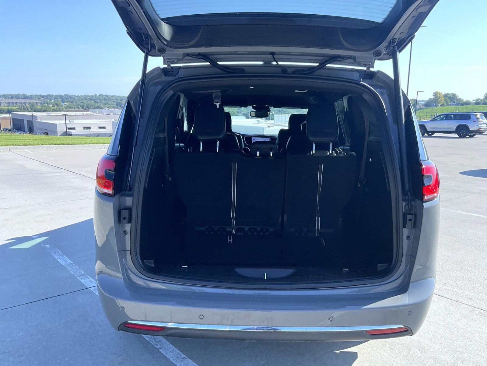 Used 2025 Chrysler Pacifica Select FWD image 9