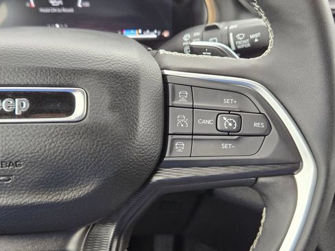 Used 2025 Jeep Grand Cherokee L Laredo RWD image 23