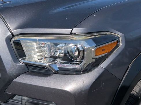 Used 2018 Toyota Tacoma TRD Off-Road AWD/4WD image 9