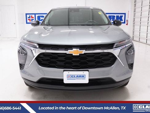 Used 2025 Chevrolet Trax LS FWD image 2