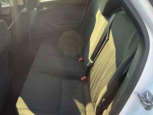Used 2018 Ford Focus SE w/ Cold Weather Package FWD image 9