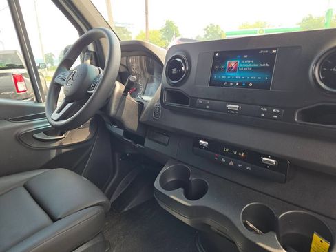 Used 2024 Mercedes-Benz Sprinter 2500 image 8