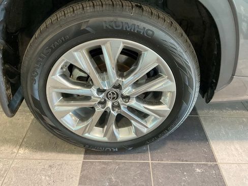 Used 2023 Toyota Highlander Limited AWD/4WD image 6