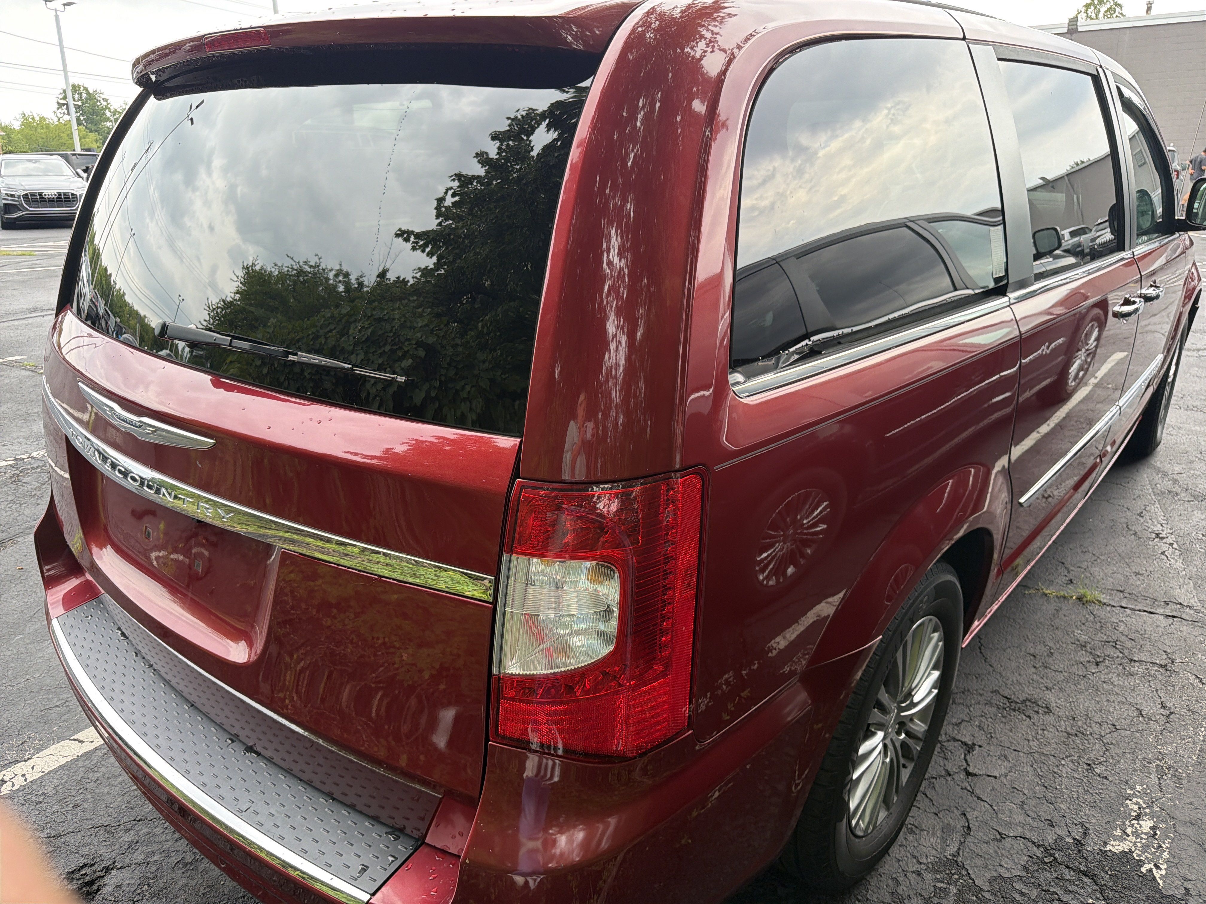 Used 2014 Chrysler Town & Country Touring-L w/ Driver Convenience Group FWD image 6