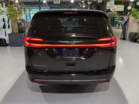 Used 2025 Chrysler Pacifica Select FWD image 9