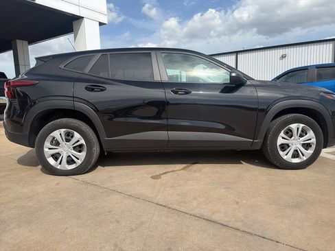 Used 2025 Chevrolet Trax LS image 2