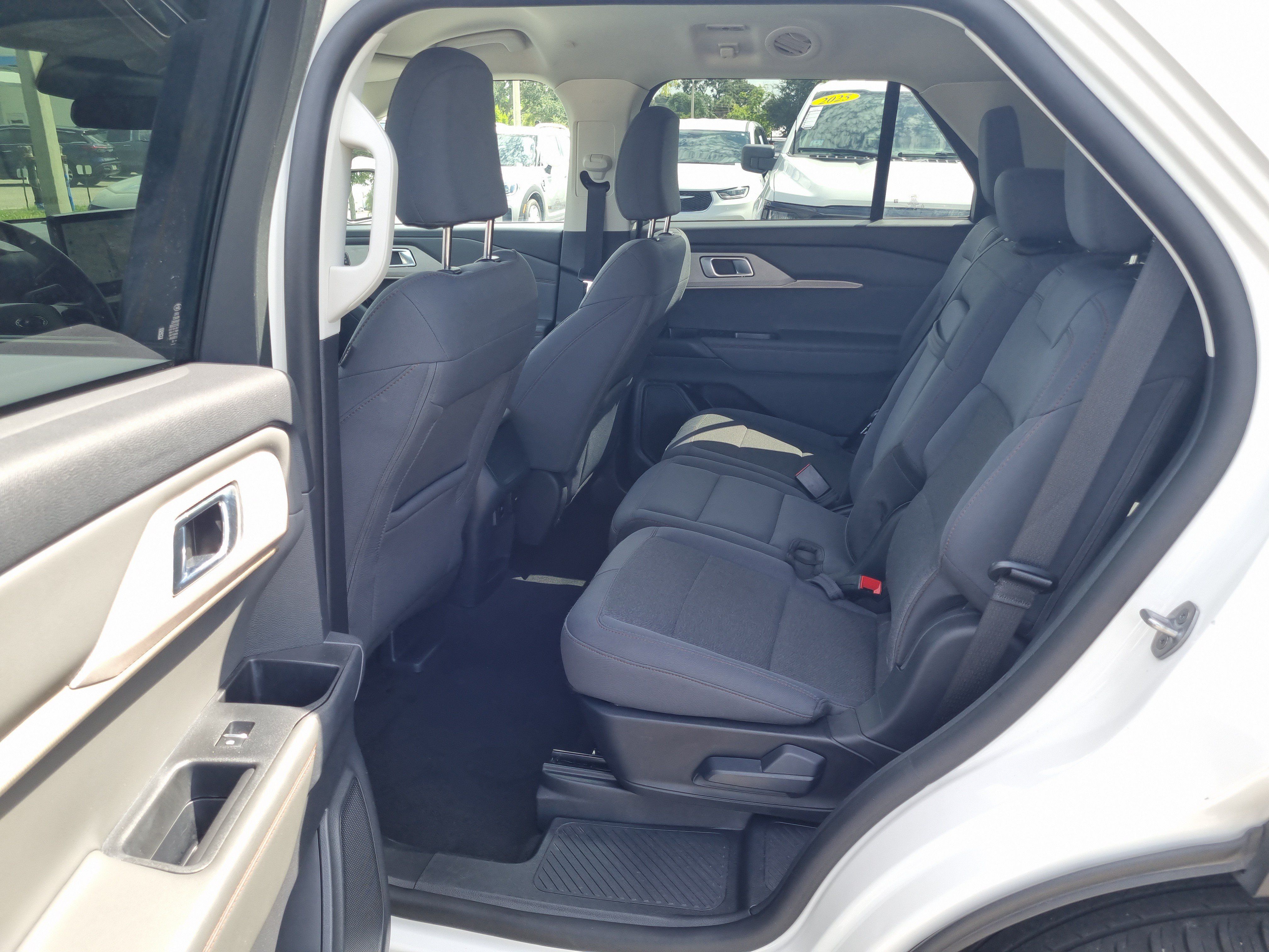 Used 2025 Ford Explorer Active AWD/4WD image 14