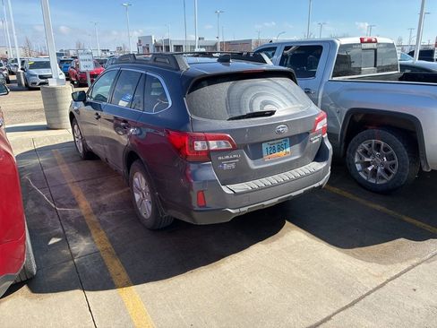 Used 2017 Subaru Outback 2.5i Premium image 3