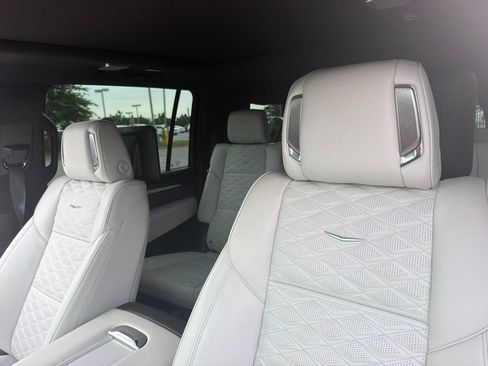 Used 2025 Cadillac Escalade ESV Sport Platinum w/ LPO, ONYX Package AWD/4WD image 9