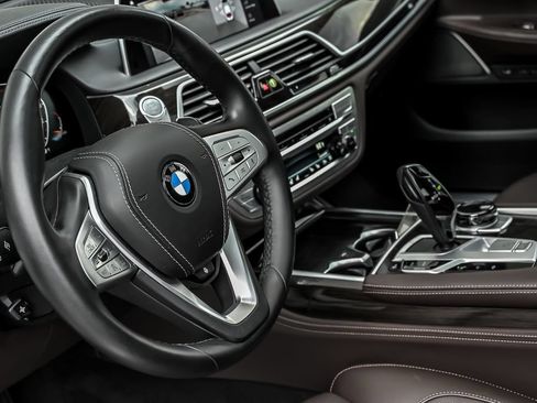 Used 2022 BMW 750i xDrive w/ Executive Package AWD/4WD image 22