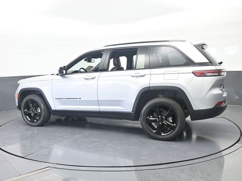 Used 2023 Jeep Grand Cherokee Altitude AWD/4WD image 7