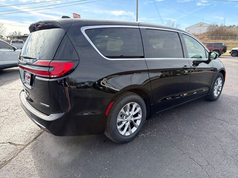 New 2026 Chrysler Pacifica Limited image 7