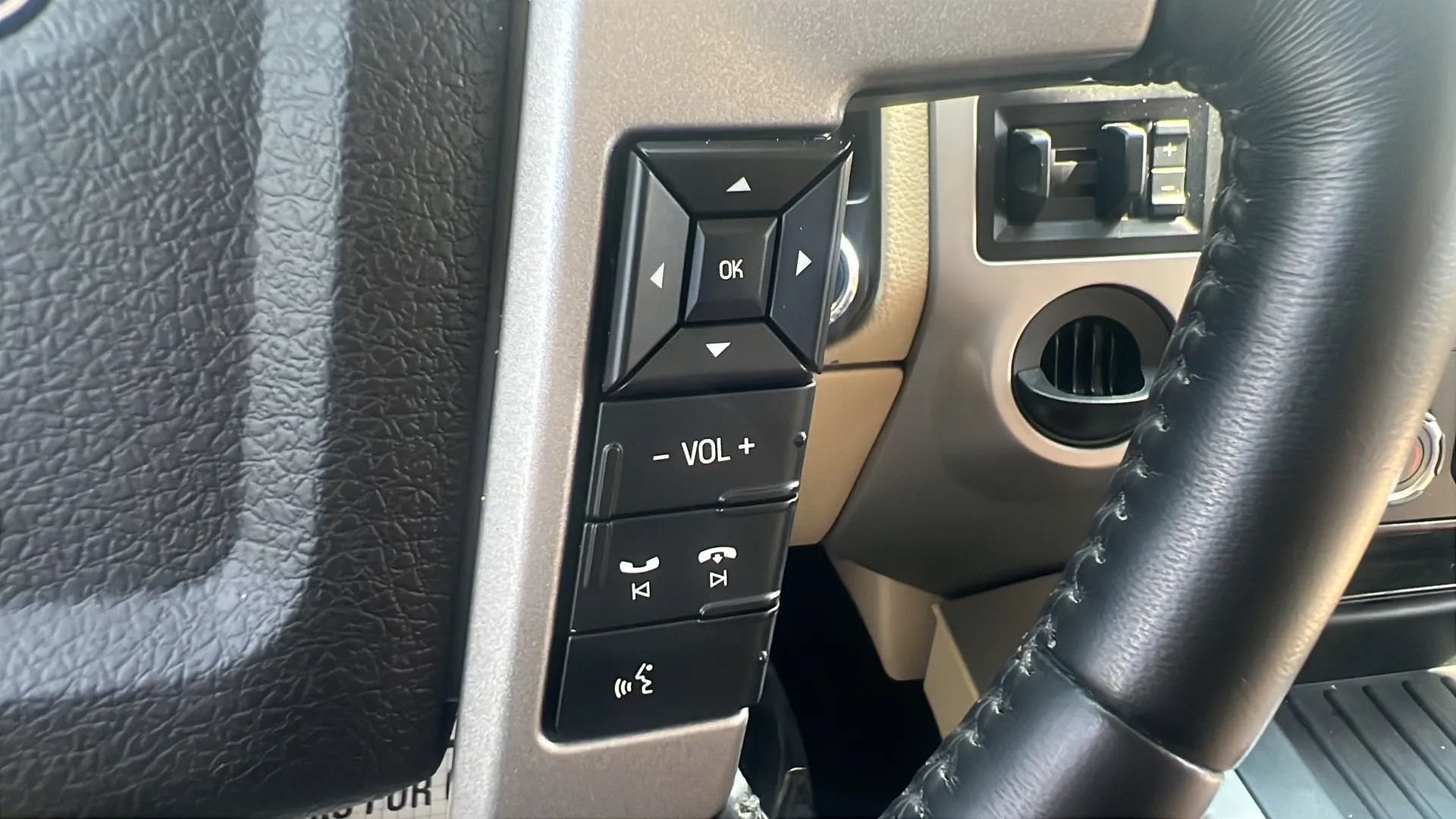 Used 2016 Ford Expedition Limited w/ Equipment Group 301A RWD image 23