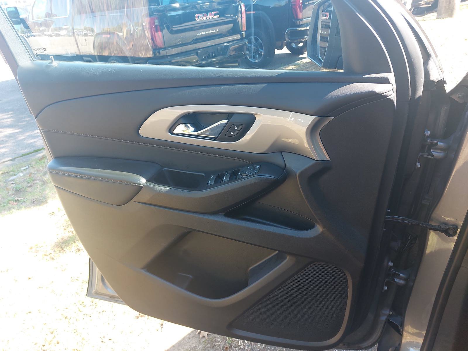 Used 2021 Chevrolet Traverse LS FWD image 25