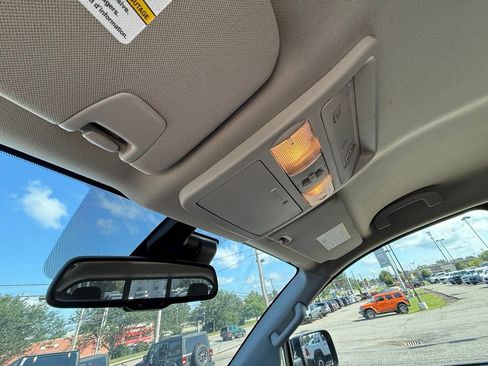 Used 2023 Nissan Titan SV w/ SV Convenience Package AWD/4WD image 23