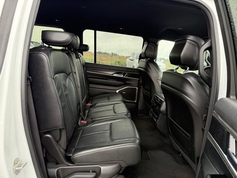 Used 2024 Jeep Wagoneer L Series II w/ Flexible Seating Group AWD/4WD image 19