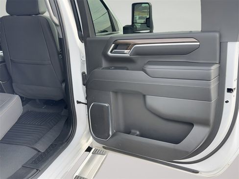 Used 2024 Chevrolet Silverado 2500 LT image 28